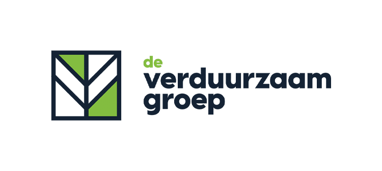 Logo van Verduurzaam Groep, aan de linkerzijde een icoon met zwarte lijnen en groene vlakken. Aan de rechterzijde van het icoon de tekst de Verduurzaam Groep onder elkaar waarbij het woord de groen is en de overige tekst in het zwart.